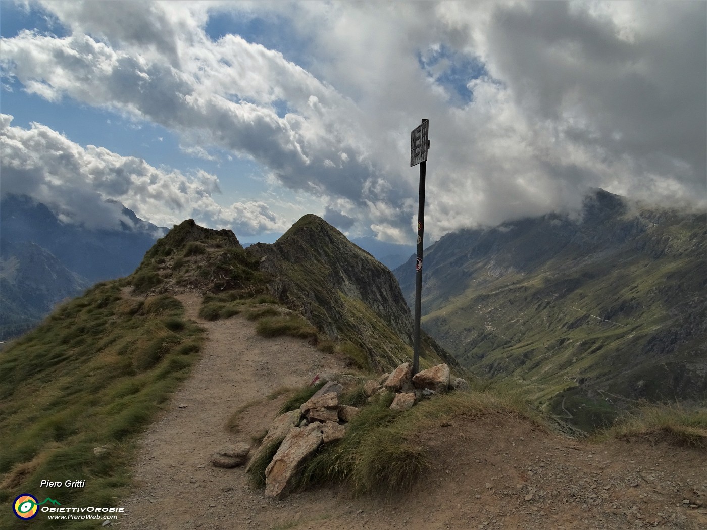 65 Al Passo della Selletta (2372 m) con vista sul Monte Sasso.JPG